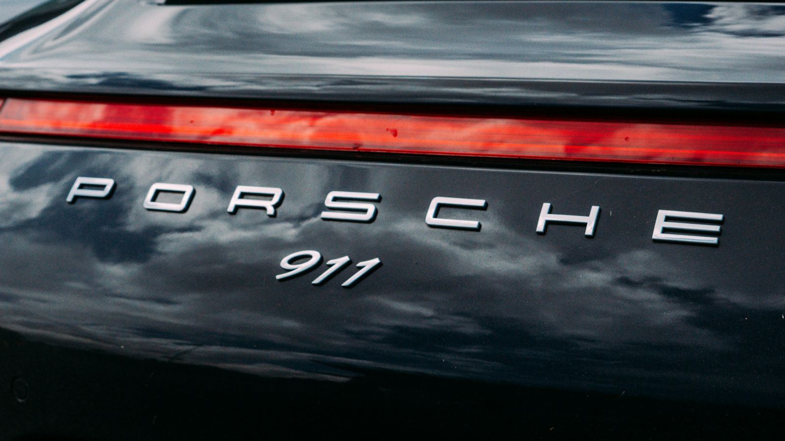 Reflet profond sur la carrosserie d'une Porsche 911 après protection céramique
